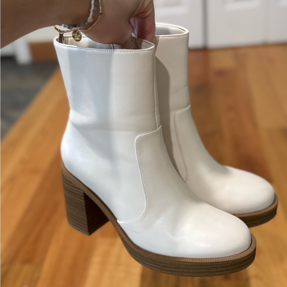 Universal Thread White Heeled Boots